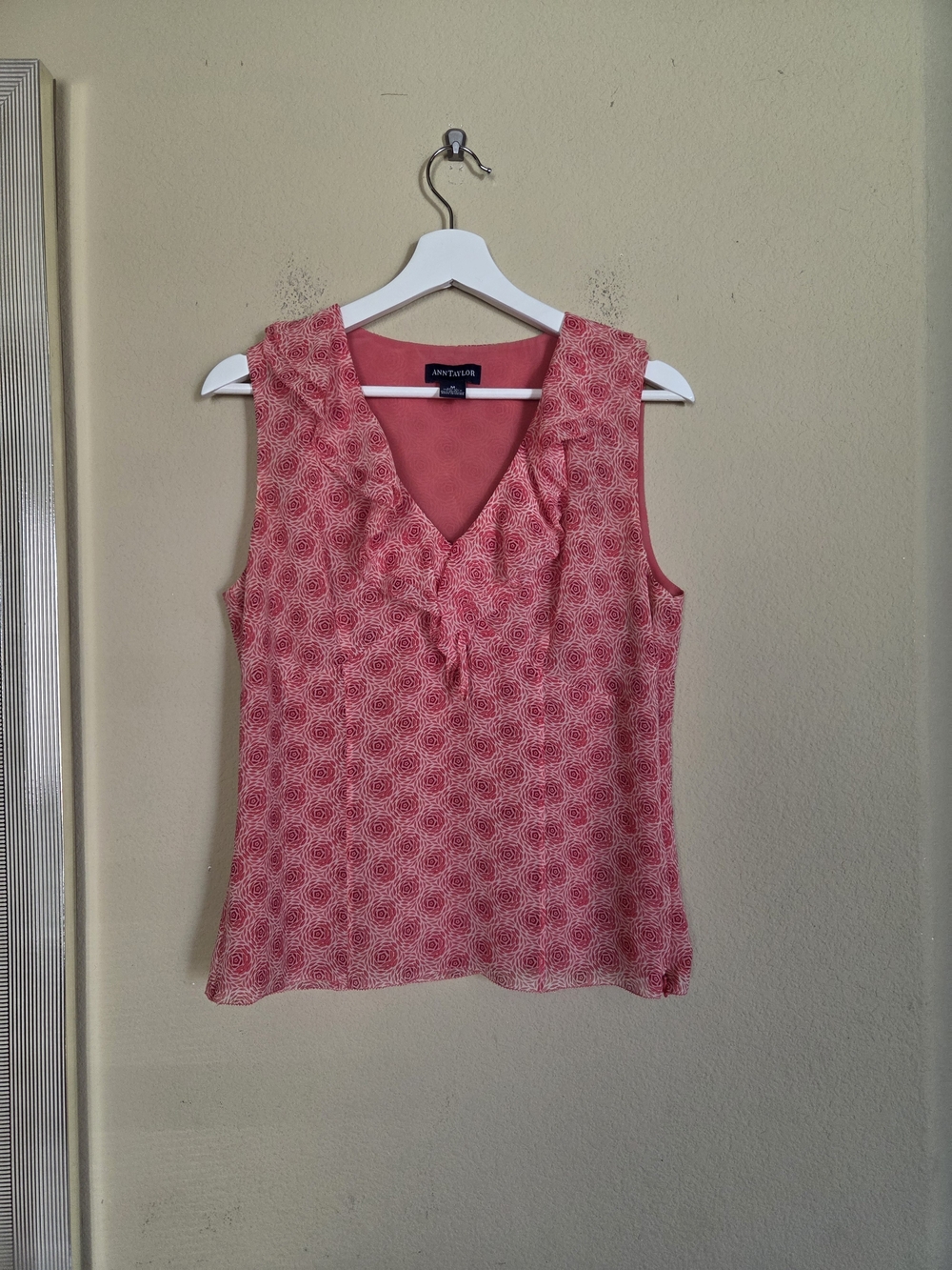 Ann Taylor Silk Pink Rose Patterned Sleeveless V-Neck Floral Blouse